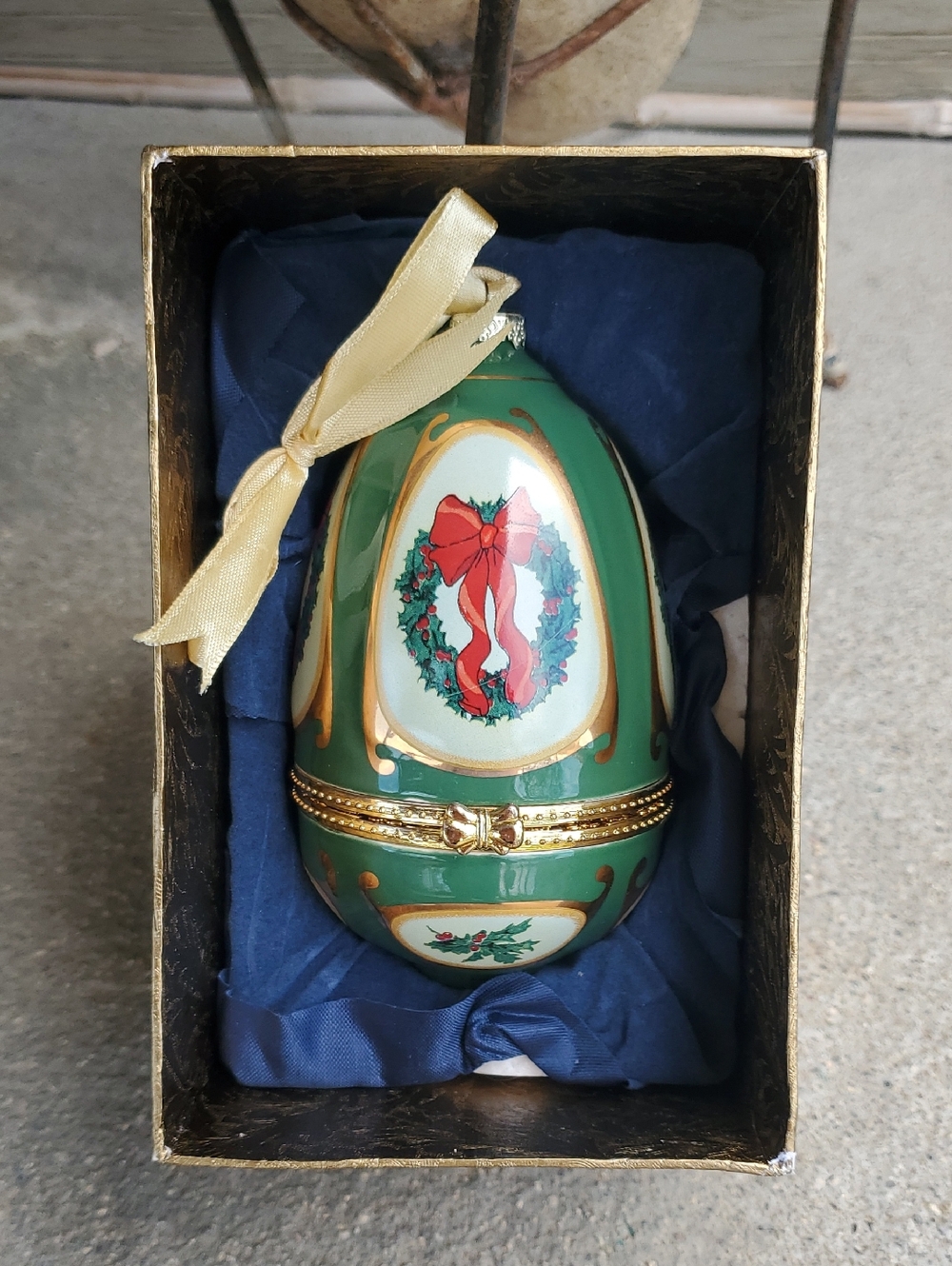 Mr. Christmas Musical Holiday Egg Ornament • Green & Gold • Wreath Design